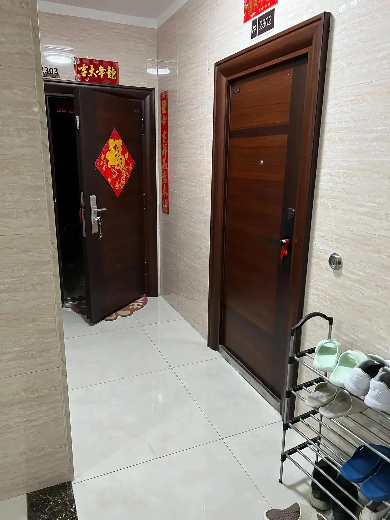 十年前妹妹给妈妈买了一小套房子，说妈妈老了，上四楼腿疼，妹妹把妈妈的旧房子卖了3
