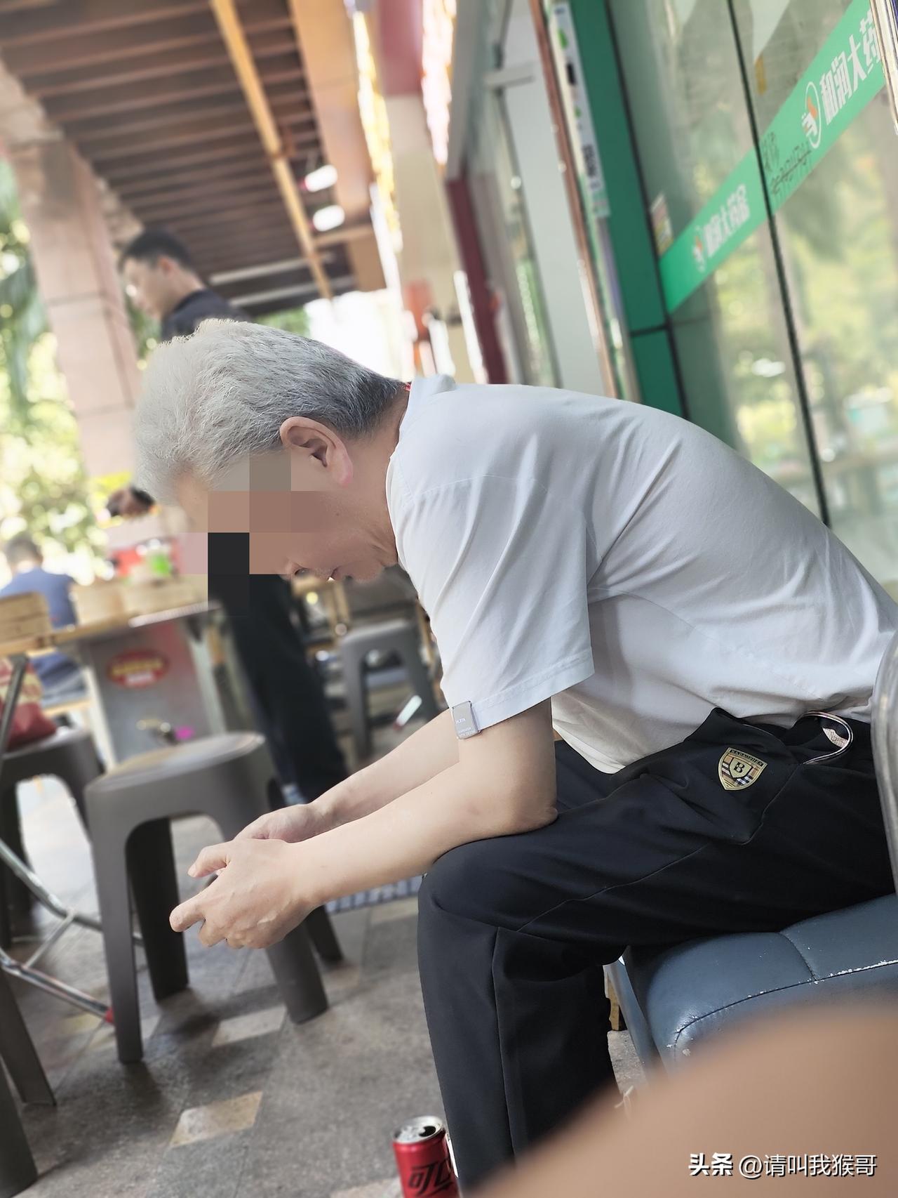 今天去逛街，看到一个白发大爷带孙子，他们就在路边一个理发店旁边的座椅那里，老大爷