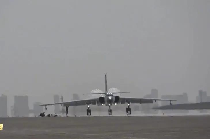 空军轰炸航空兵某师神威大队轰六K放双减速伞降落。
（图片来源网络搜集）