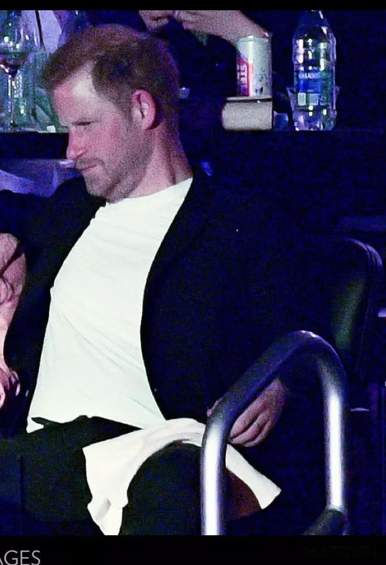 与梅根的容光焕发不同，哈里王子看起来憔悴了好多，哈里应该是吃胖了不少，双下巴都出