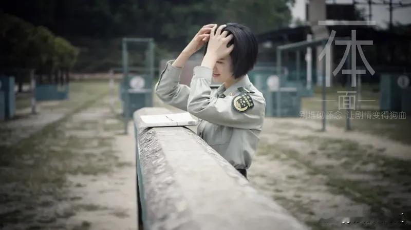 驻港女兵真的太飒了！之前看到驻港部队女兵匕首演练的画面，那叫一个威武霸气。分解动