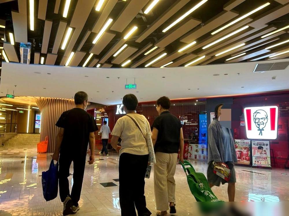 一个上海同事的公公婆婆，拿着每人将近两万的退休金，把两套价值将近1500万的滨江