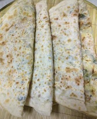 货车跑不动了，油钱涨，规矩多，老车不让上路。
他月入六千五，自己留一千五，剩下的