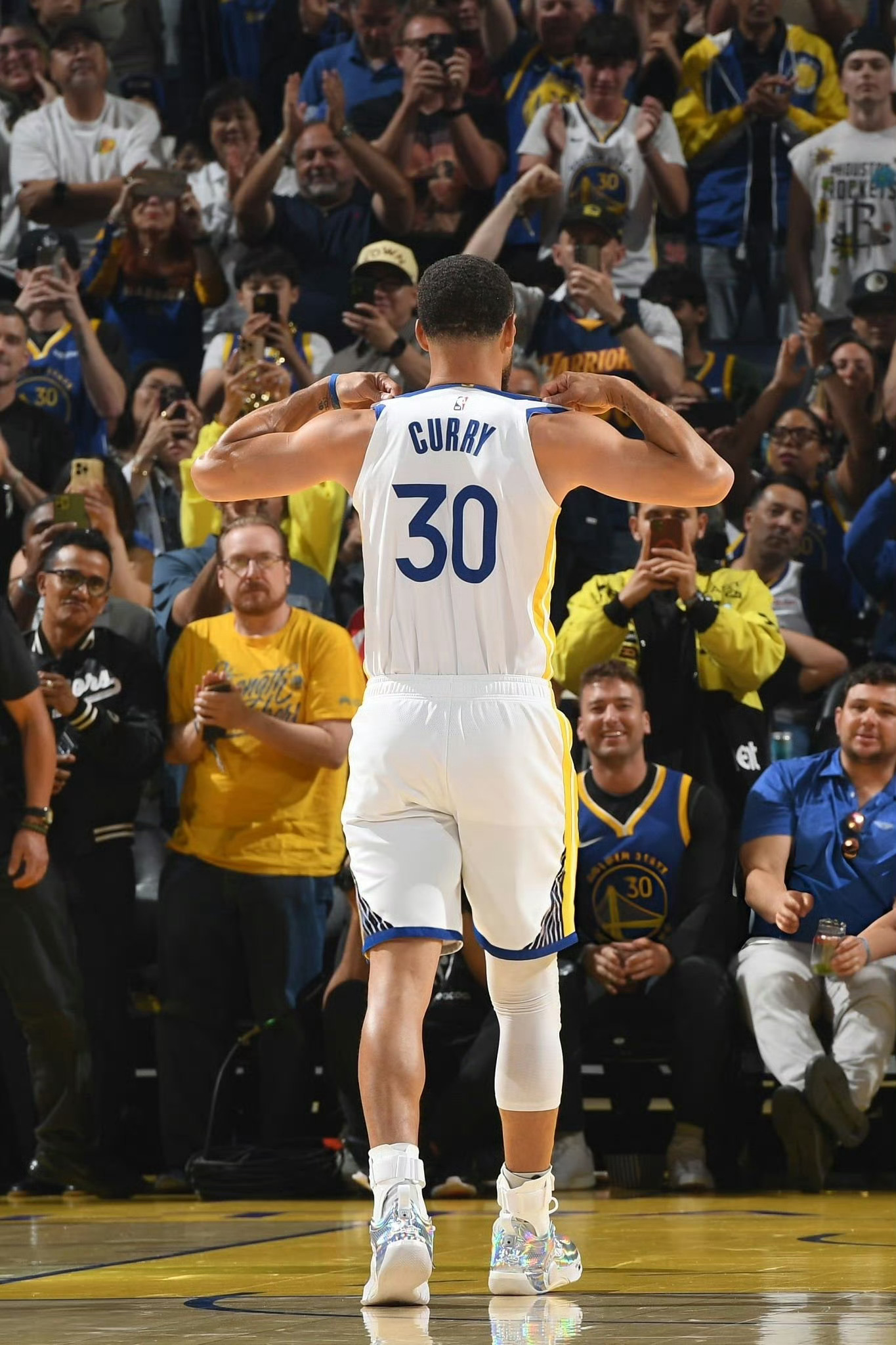 韦德：我心目中的Goat之一库里穿上我的鞋复出，深感荣幸。今日NBA常规赛勇士主