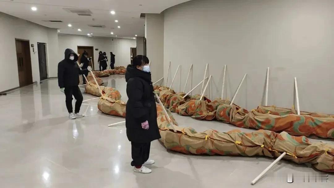 赤峰举行了“盛世中华 龙舞红山”活动，据说是6500米的羊绒巨龙，惹得各界有些争