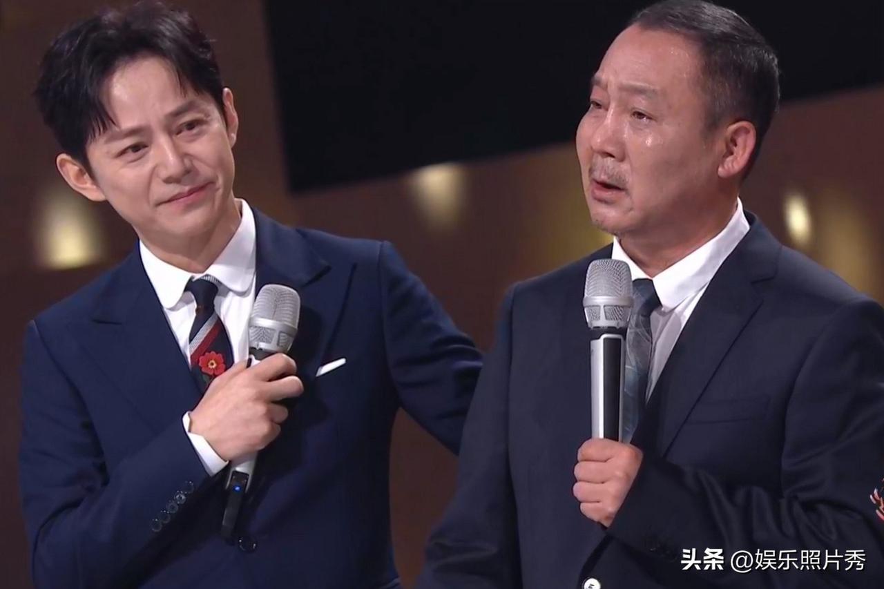 他才是“圈内”演技最高的吧？却只拿过“三次”奖，演了40年戏！

何炅在一旁真是