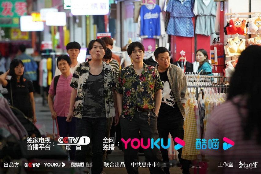 每到暑假，就会有一部聚焦于教育，校园，高考，成长的写实作品.
“两个孩子在学校里