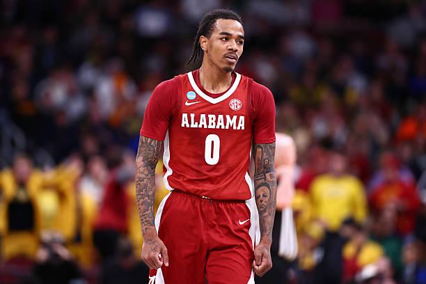 NCAA疯狂三月甜蜜16强赛，全美第18号种子阿拉巴马大学以77比90不敌全美第