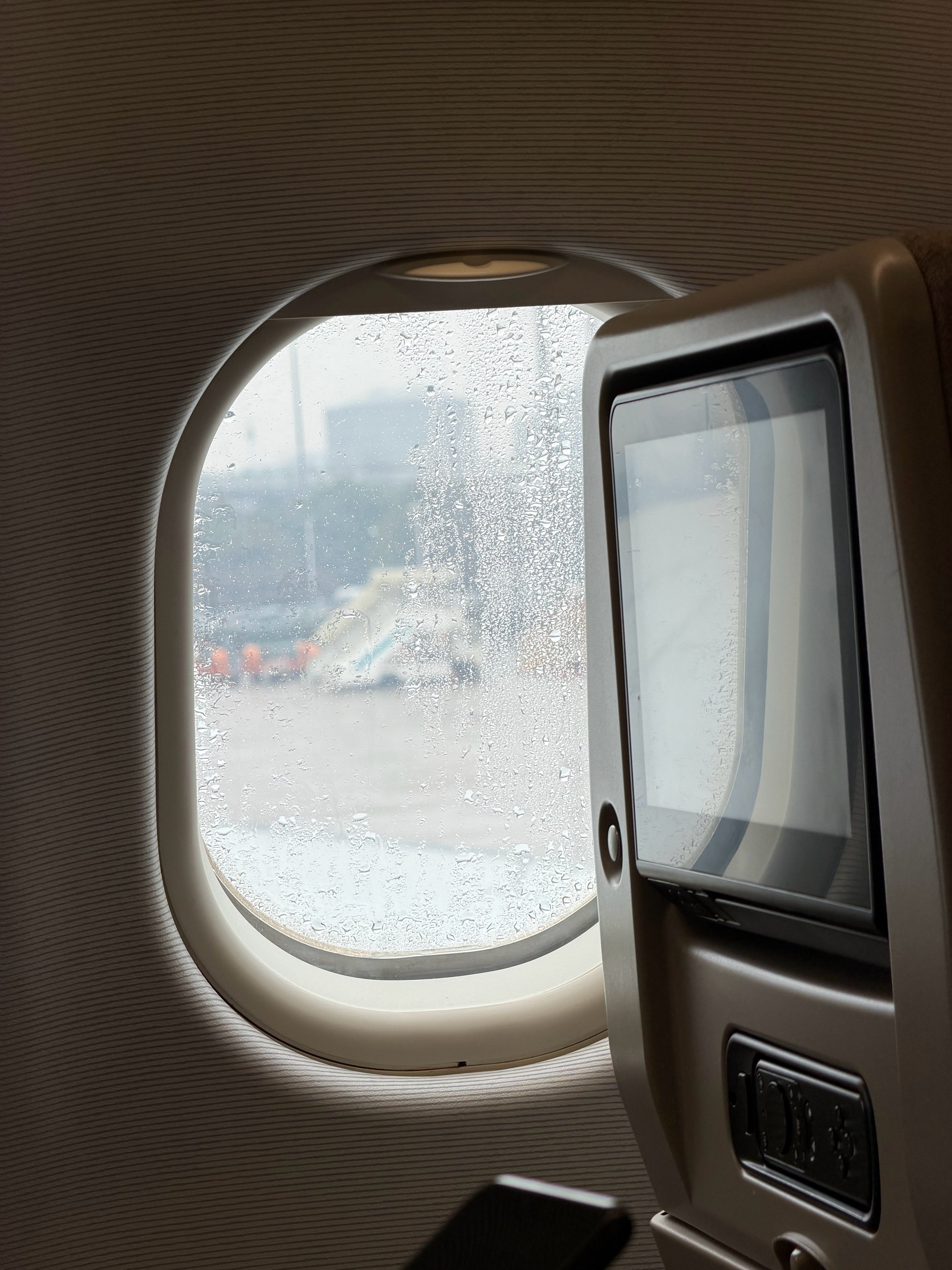 昨晚看导航未来用时，酒店去机场只需30分钟，早上打开一看天塌了，行程得1小时15