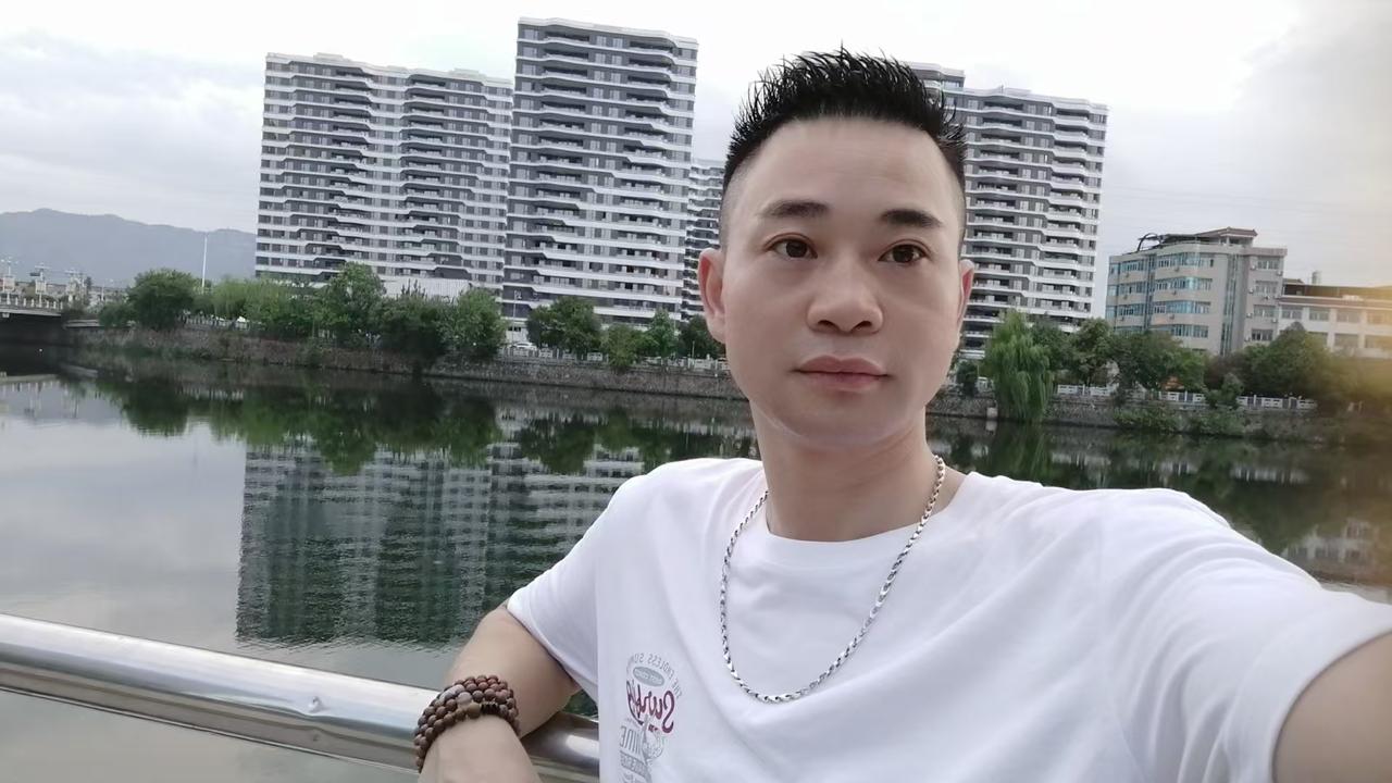 我不想努力了，想找个干爹，最好是无儿无女的，找一个退休的，我可以做你的干儿子，陪