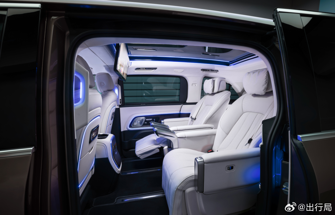 单看这张图，或许没人能把它往奔驰身上想，毕竟奔驰V级素车之前给大家的第一印象就是