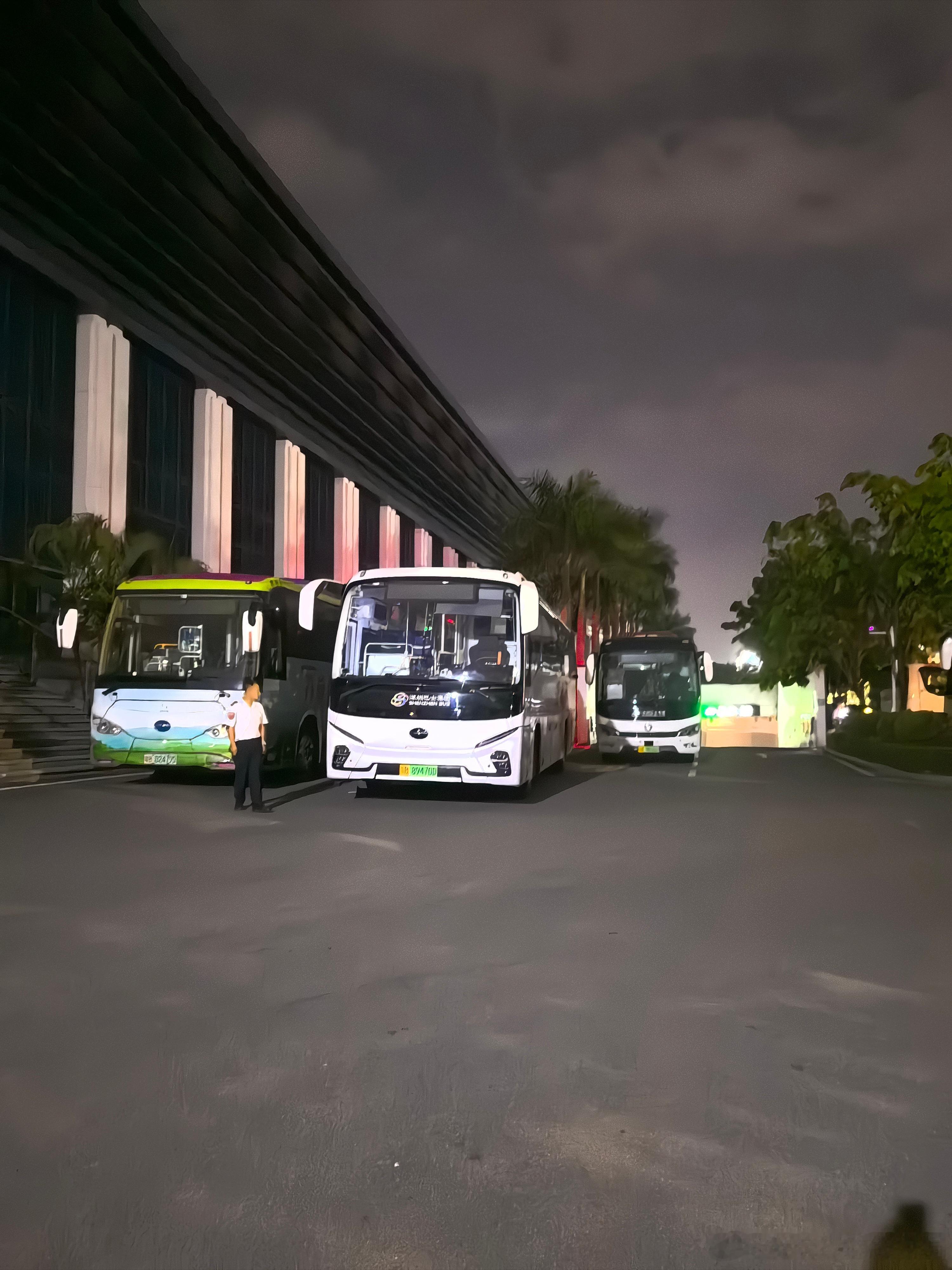 7.30的飞机…… 靠北 我家去机场 堵车要2个多小时，不堵车一个半小时……现在