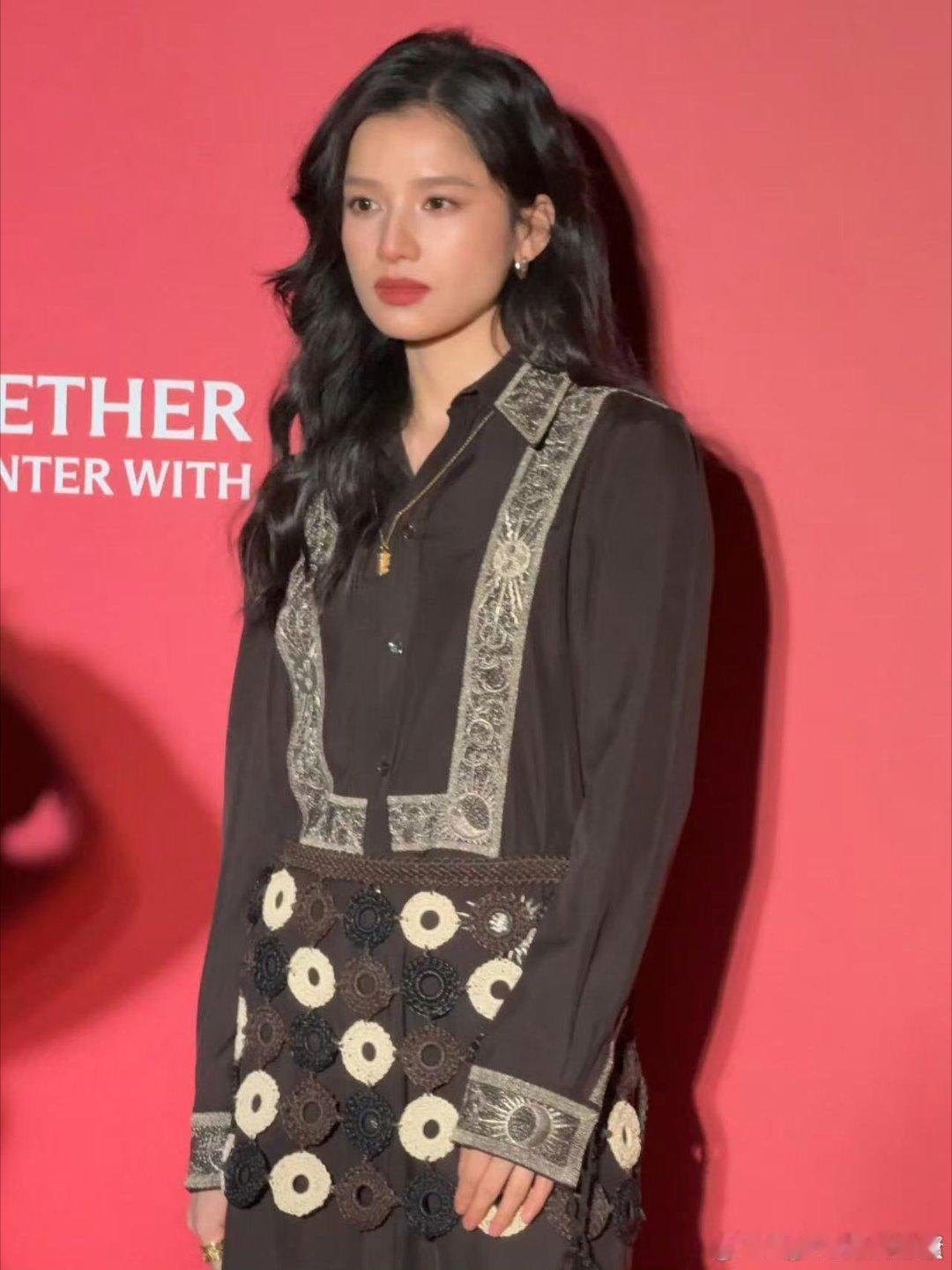 张婧仪周雨彤活动生图张婧仪长靴造型张婧仪周雨彤活动生图，好美， 