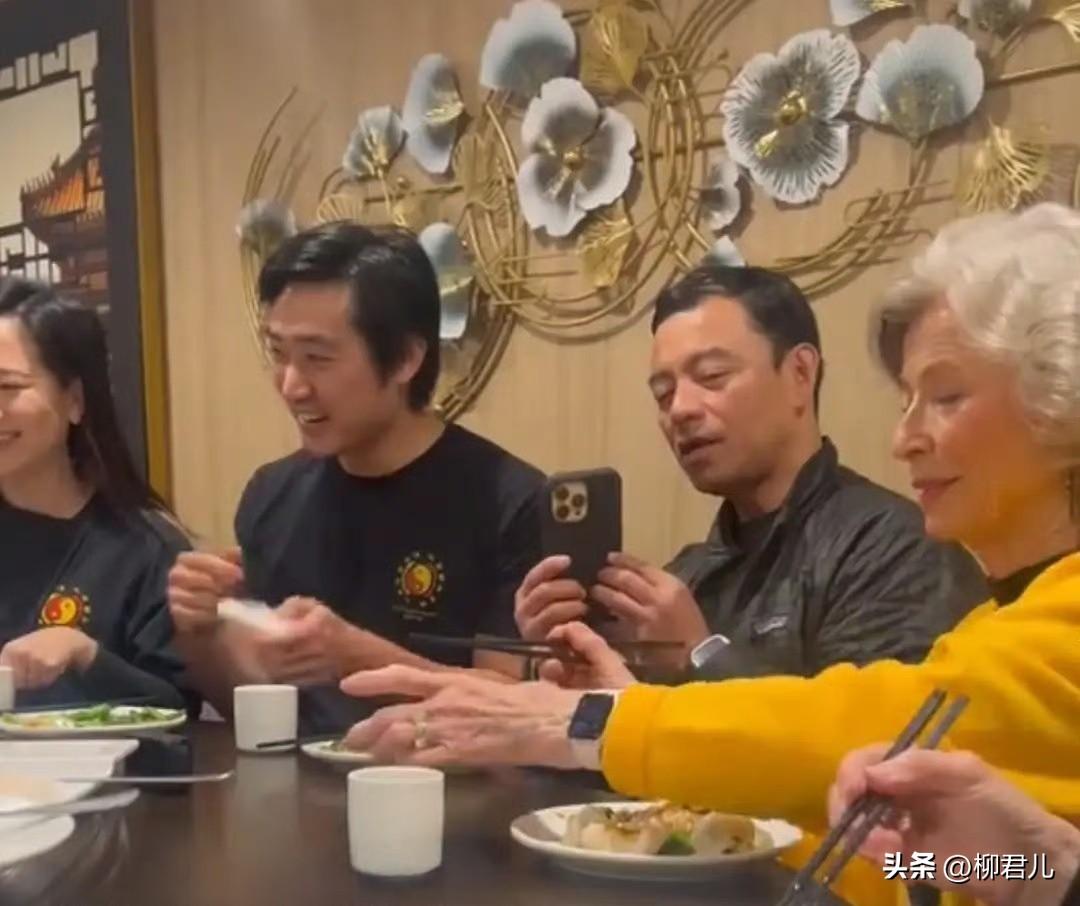 李小龙遗孀琳达「81岁」，看上去身体硬朗，精神状态特别好，与李小龙的信徒们在美国