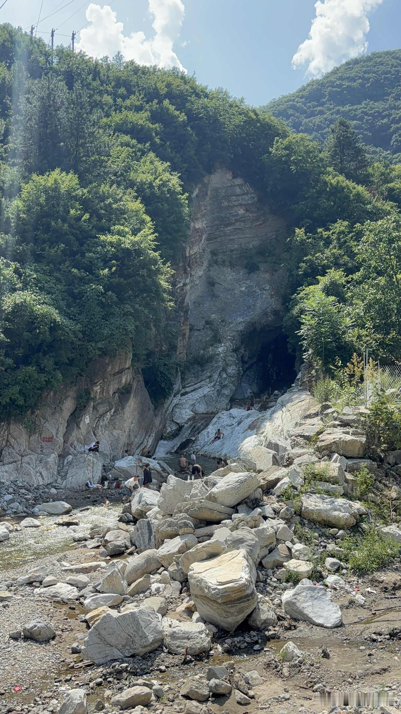 蓝田红门寺这个山洞，网友投稿叫刘家洞，再往前走，还有一个洞叫红旗洞，这个洞是当年