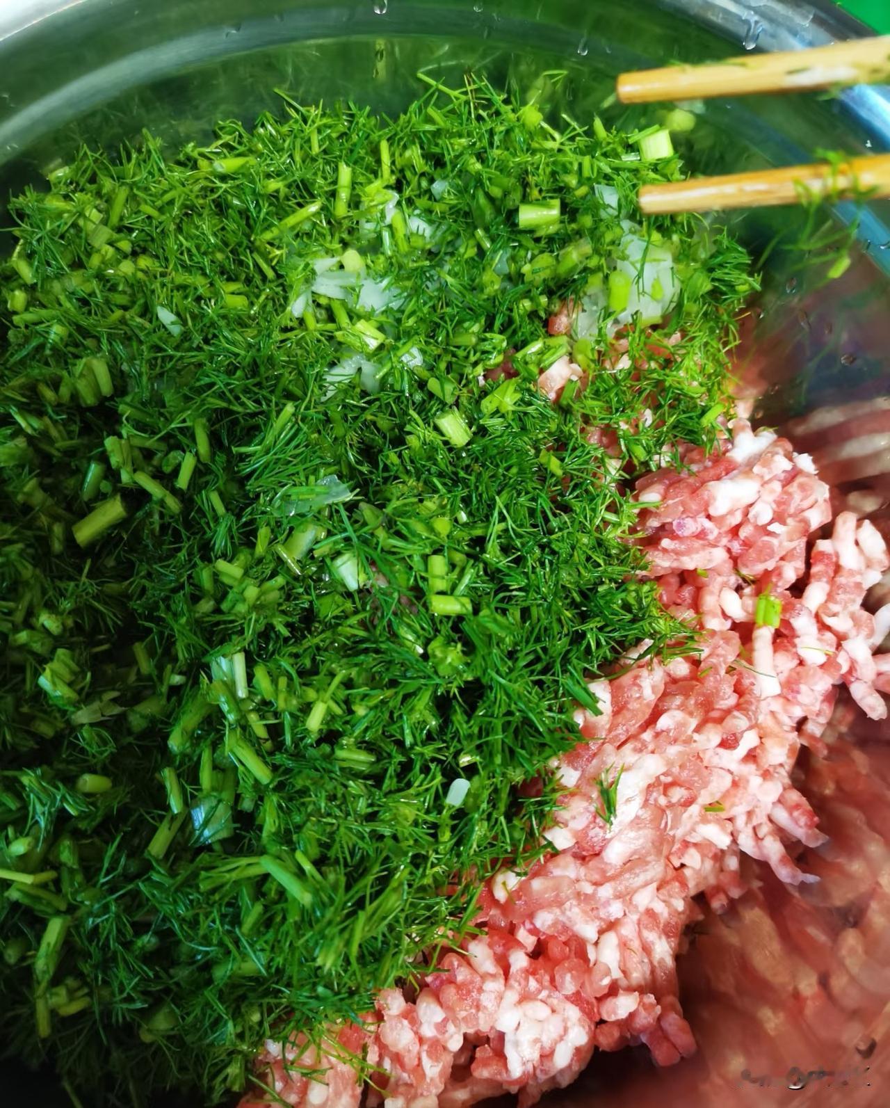 不善言辞的思念，
在饺子面前露了馅儿。
冬至的暖，常常藏在说不出口的惦记里。