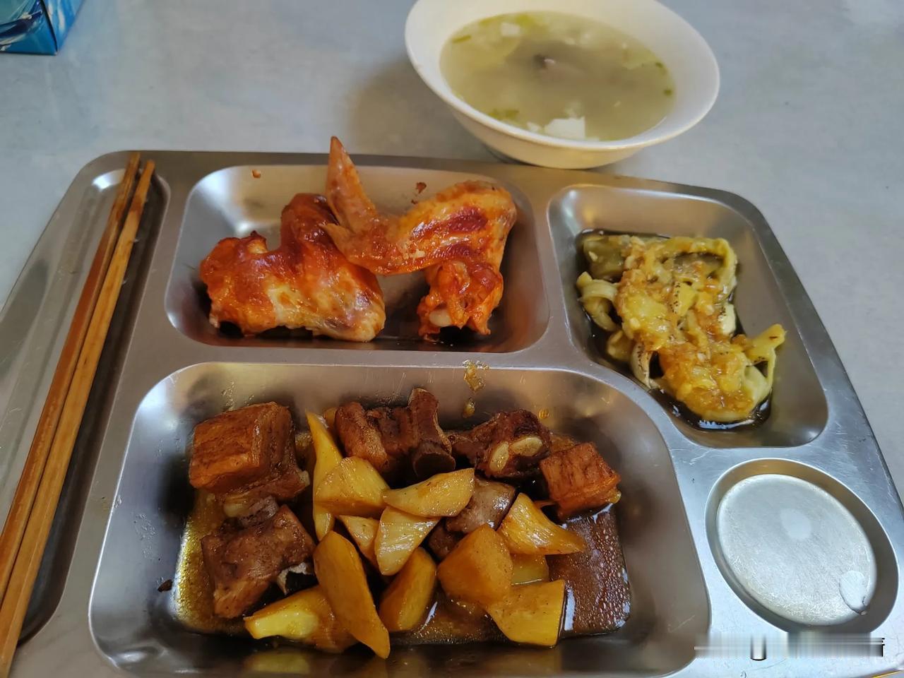我的一个老乡，也是我的粉丝，在家里是开小饭店的，这两年生意实在是不好做，想到船上