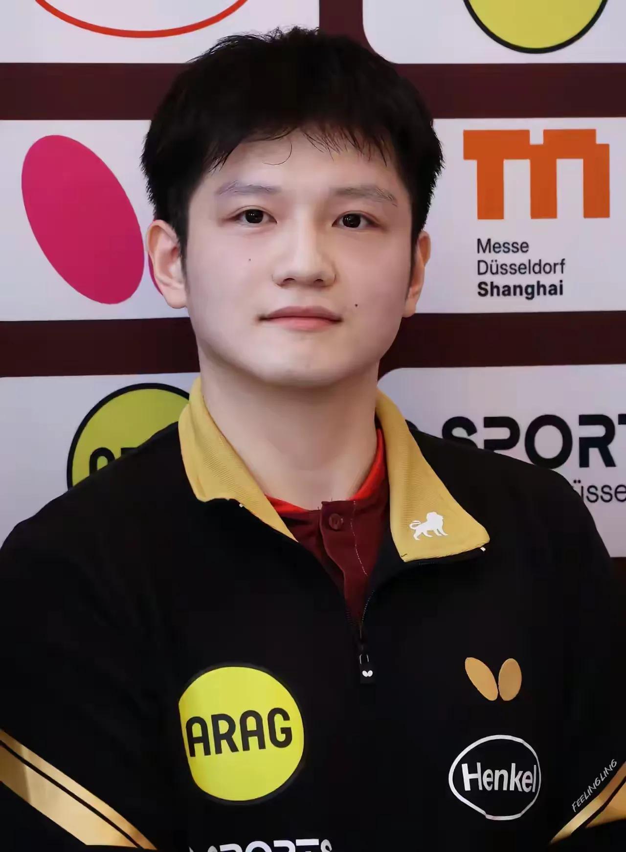 【樊振东到了杜塞尔多夫，衣服上都是广告】新赛季发布会亮相，杜塞尔多夫的比赛球衣胸