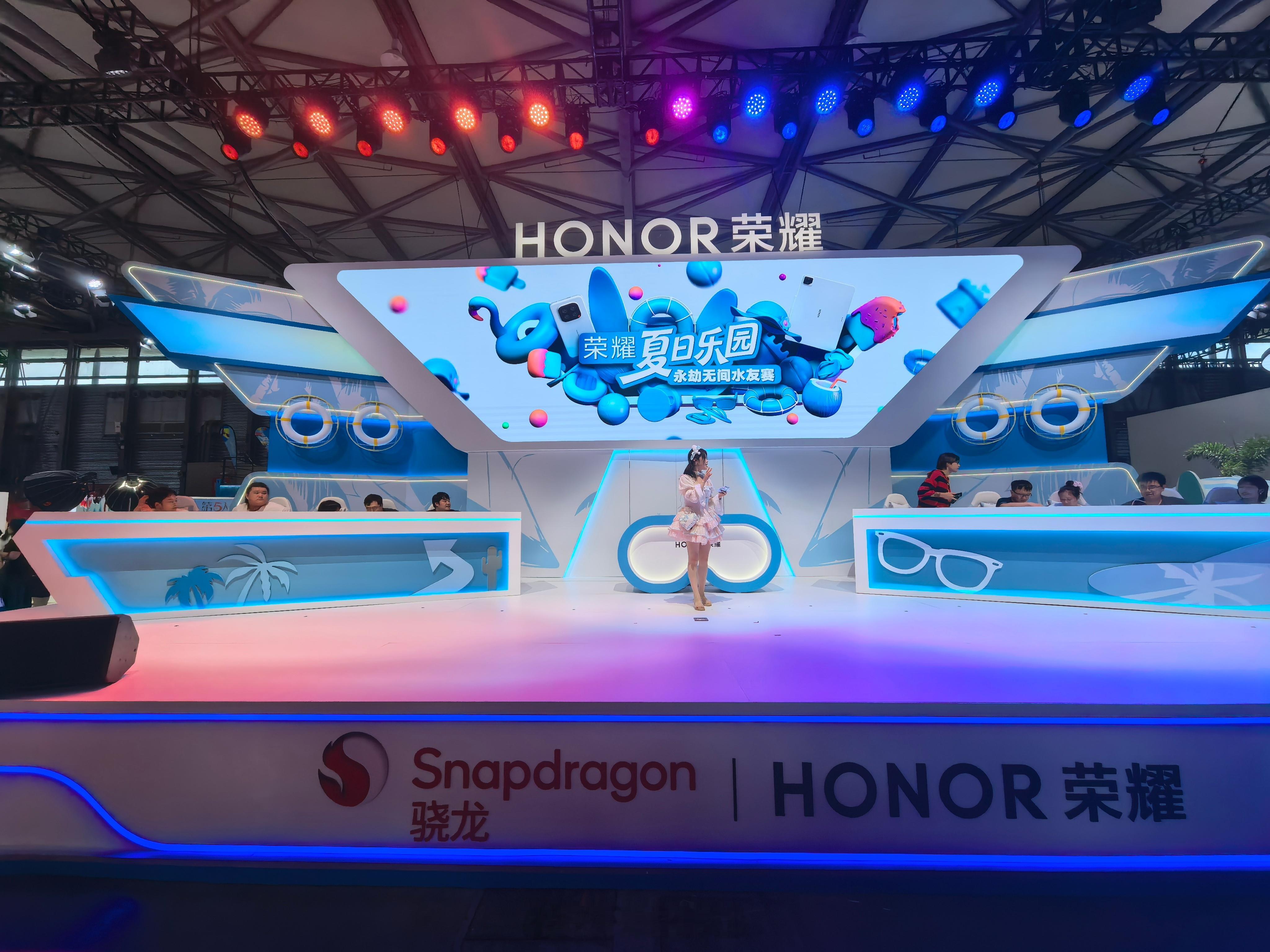 2025ChinaJoy 荣耀今年的展台设置的很清凉，主舞台还有 DJ 搓碟，这