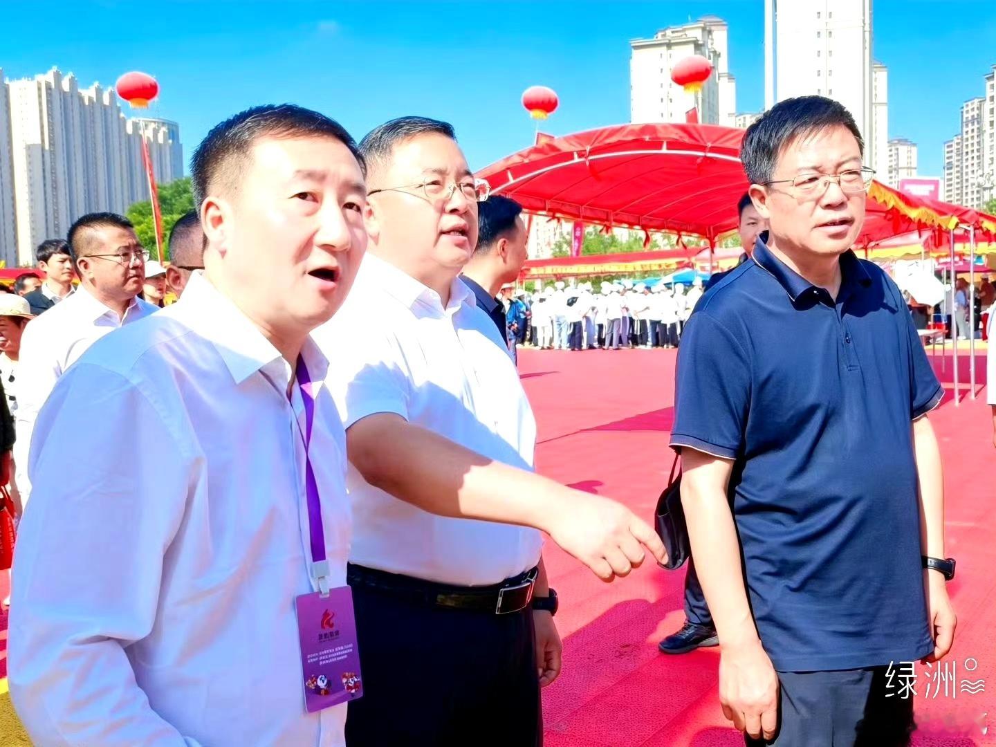 烟火升腾，百人同烤康乐味 8月8日上午甘肃康乐胭脂湖文化广场人声鼎沸、炭火正旺。