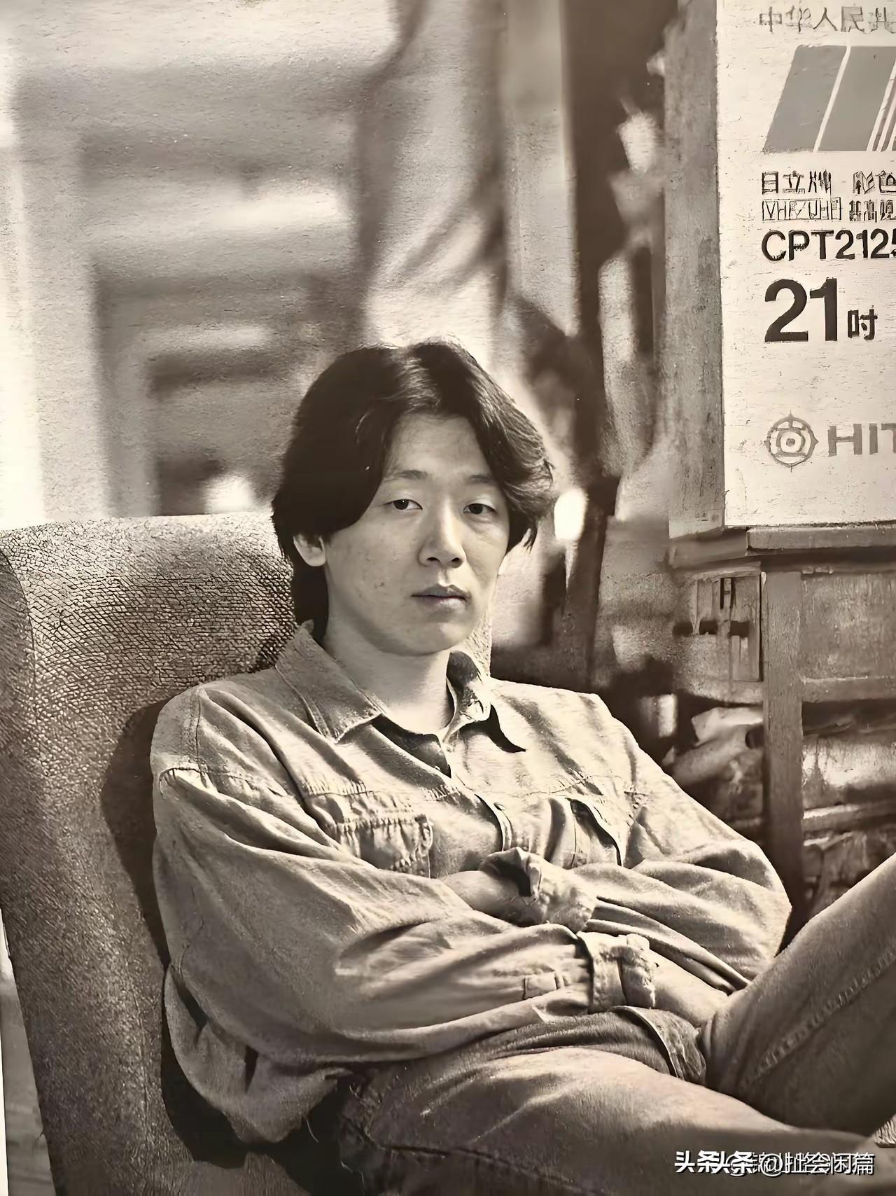 老狼本名王阳，成长于跨界知识分子家庭。

父亲是航空航天部总工程师，母亲担任中国