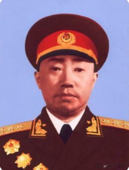 他49岁被授予独臂开国上将，28岁任少共国际师师长，率部长征。34岁任358旅旅