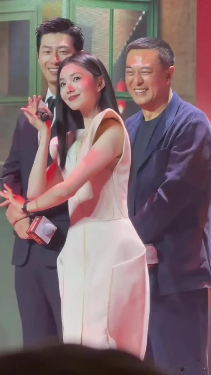 56岁张嘉益紧急澄清！娱乐圈最离谱的连锁牵连，莫过于人在家中坐，锅从天上来。
