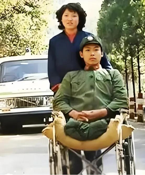 1986年，21岁战士荣获一等功。谁知，他却给农村未婚妻写信说：“咱们分手吧！”