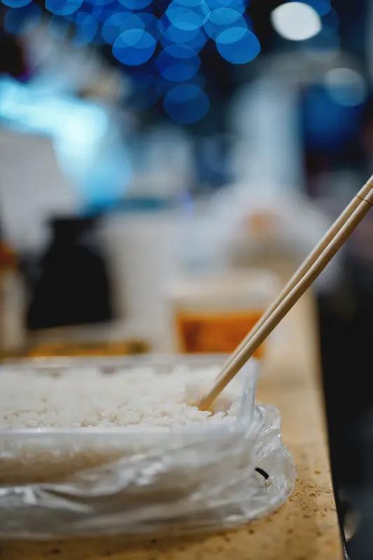 我才不会笑话吃完饭打包的人。有人觉得打包没面子，怕被人看不起，这想法太奇怪了。出