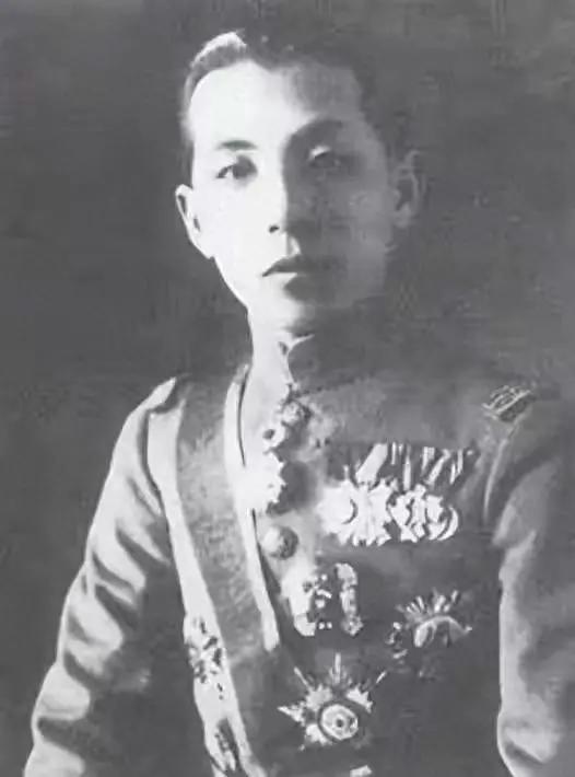 张学良晚年痛哭：此生做过最后悔的一件事，就是错杀了这个人。
 
这位让张学良抱憾