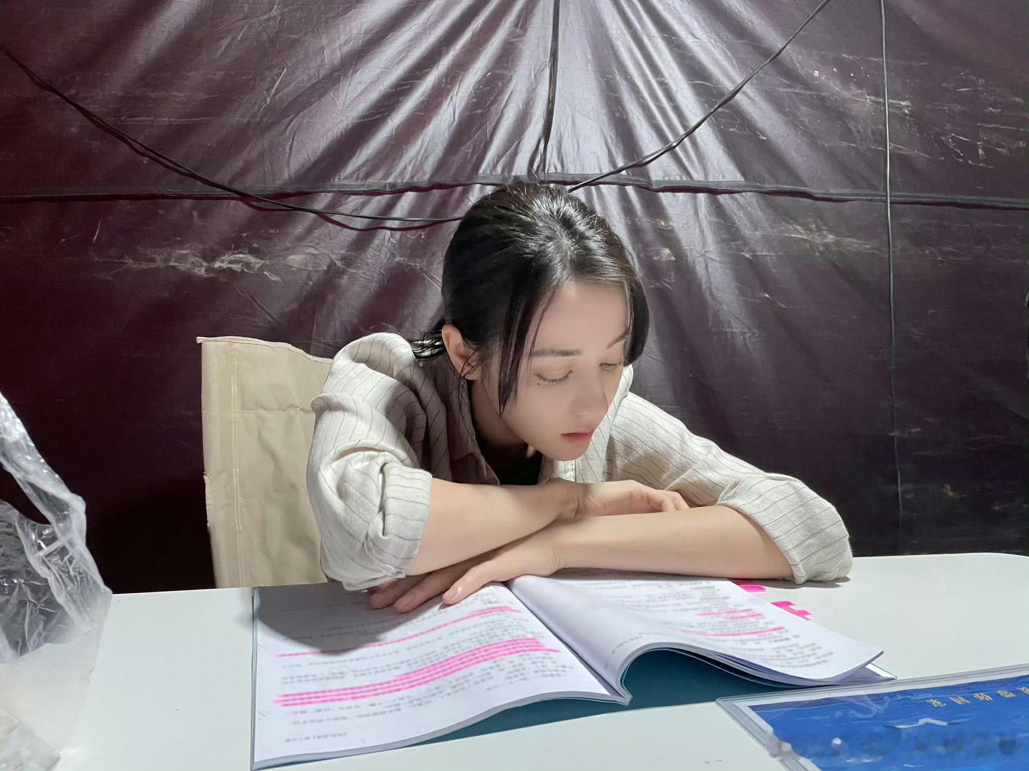迪丽热巴、杨紫今日物料🈶️谁的状态更好 ​​​