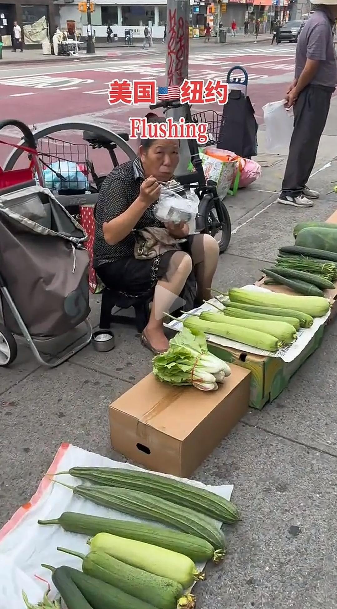 没想到吧，我也没有想到。中国老人漂洋过海去美国纽约卖菜了[笑哭][笑哭][笑哭]