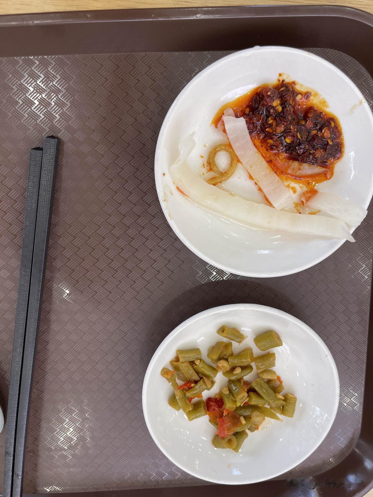 今晚抵达广东湛江，安排好住宿后休息片刻到街上寻找吃的。
这两款炒面和泡菜味道都不