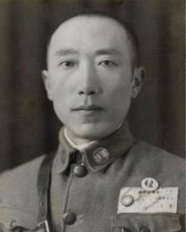 1941 年，山西土匪乔日成投降日军后，日军中将竟亲自带着 10000 多人包围