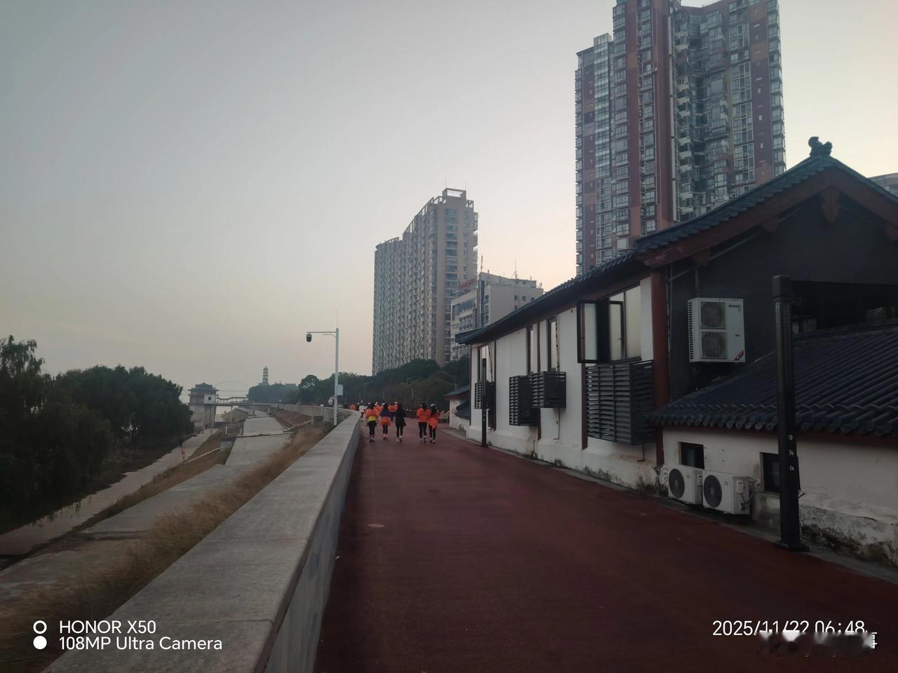 11月22日长江岸边晨练