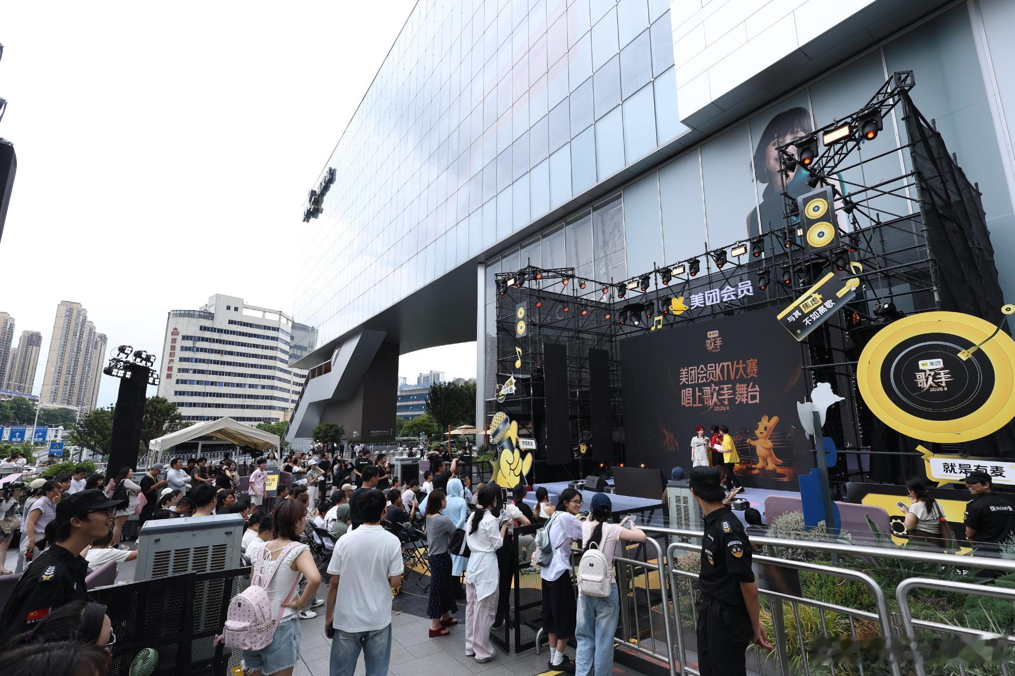 发现很多KTV都没有mv了今天过得飞快，全靠美团会员KTV大赛全程高能！赛场无缝