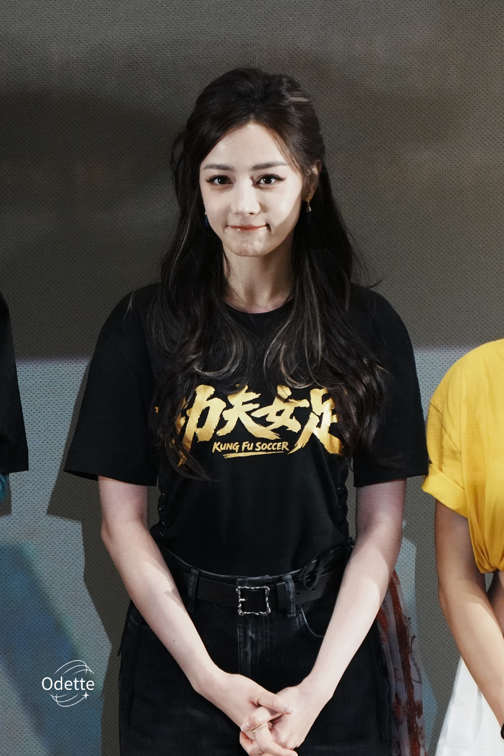 迪丽热巴也去了电影院看功夫女足迪丽热巴坐在观众旁边看反馈走进大众之中聆听评价，迪