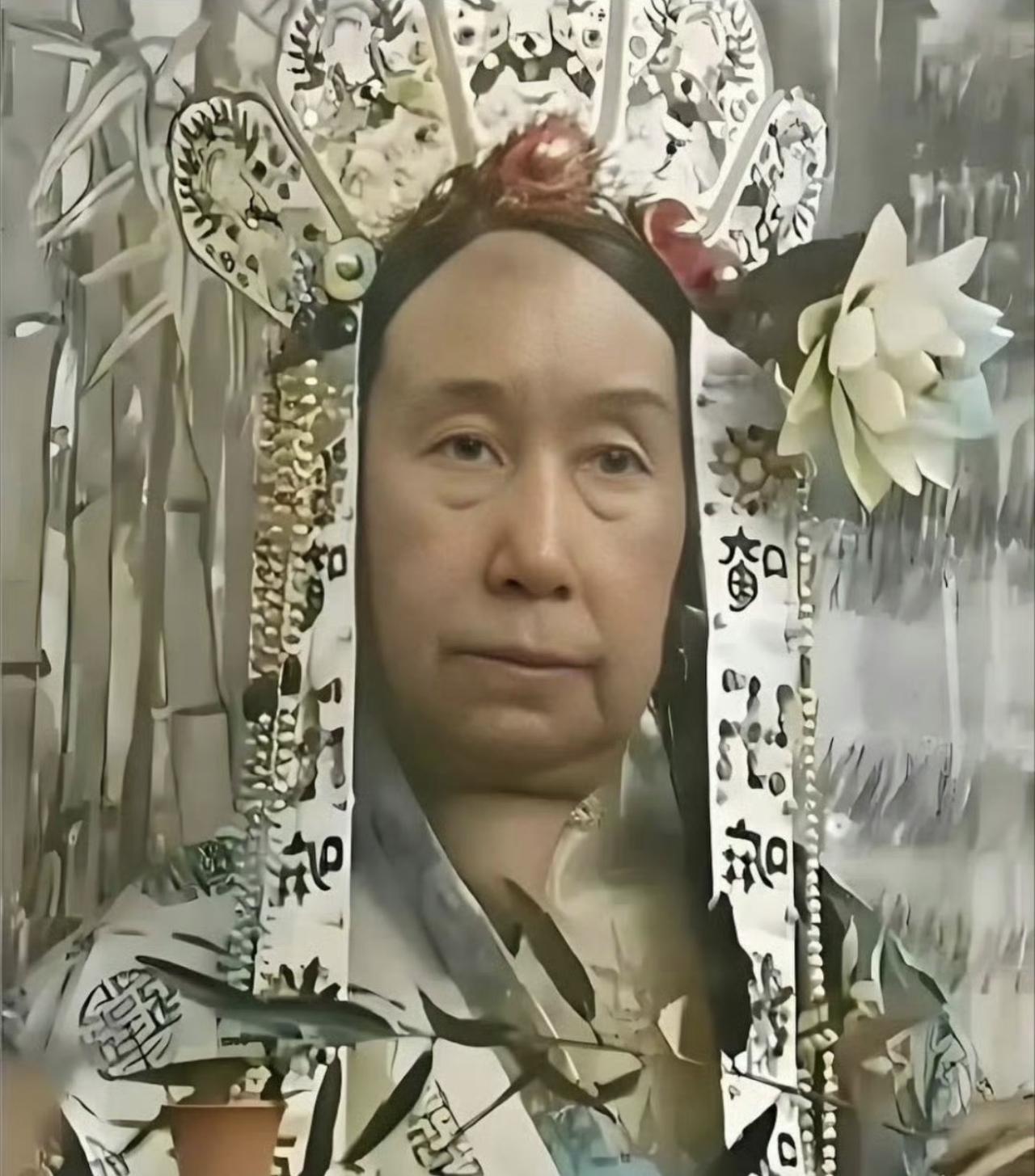 大家可别被清宫剧给骗了啊，发现没，其实慈禧其实长得好丑，大长脸，没精神没气质！