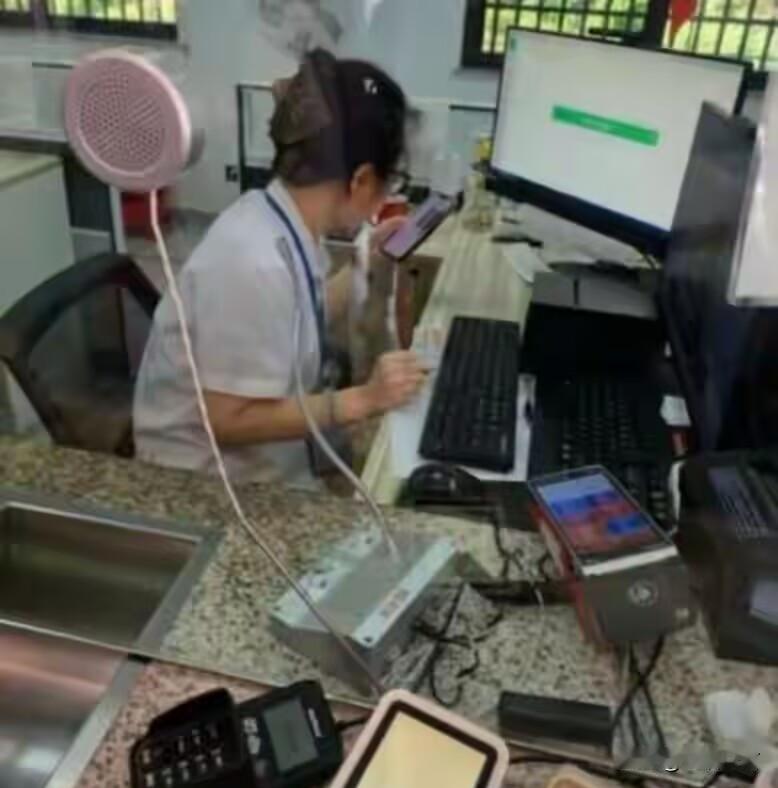 硬刚！张家界售票员拒替过错道歉，看得人心里五味杂陈
 
张家界售票员依规核验证件