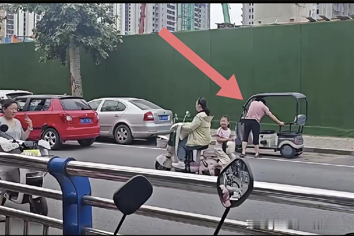 小区停车内卷出新套路！三轮车占位循环操作，稳稳锁定车位
 
停车资源紧张的小区，