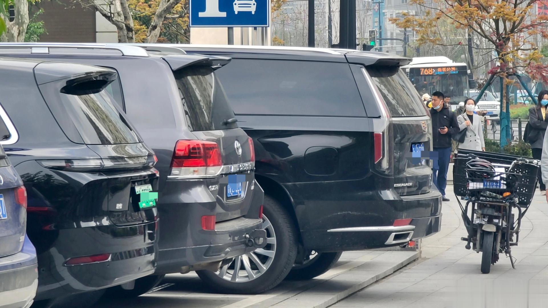 理想L9说自己是全尺寸SUV，结果遇见了大型SUV丰田兰德酷路泽和长度近6米的凯