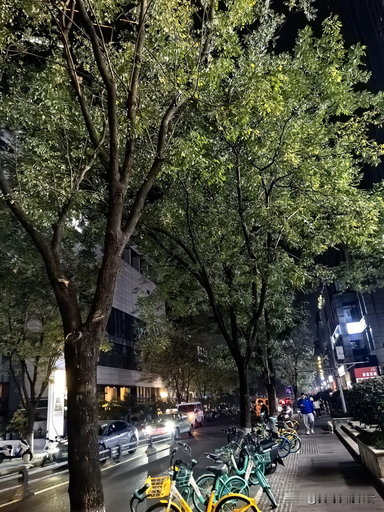 讲一个故事，
在一群朋友当中，
都是一起从小长大的冒根朋友，
经常在一起吃饭喝酒