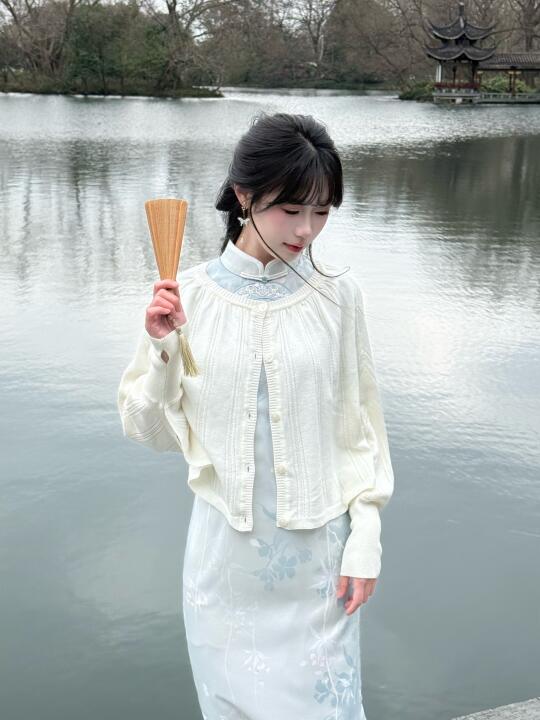 “春水碧于天，画船听雨眠”