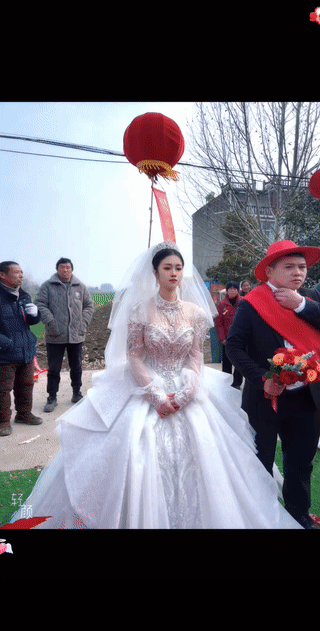 这是我在农村婚礼现场见过的长得最漂亮的新娘子！
她的相貌和身材都堪称一流！
也不