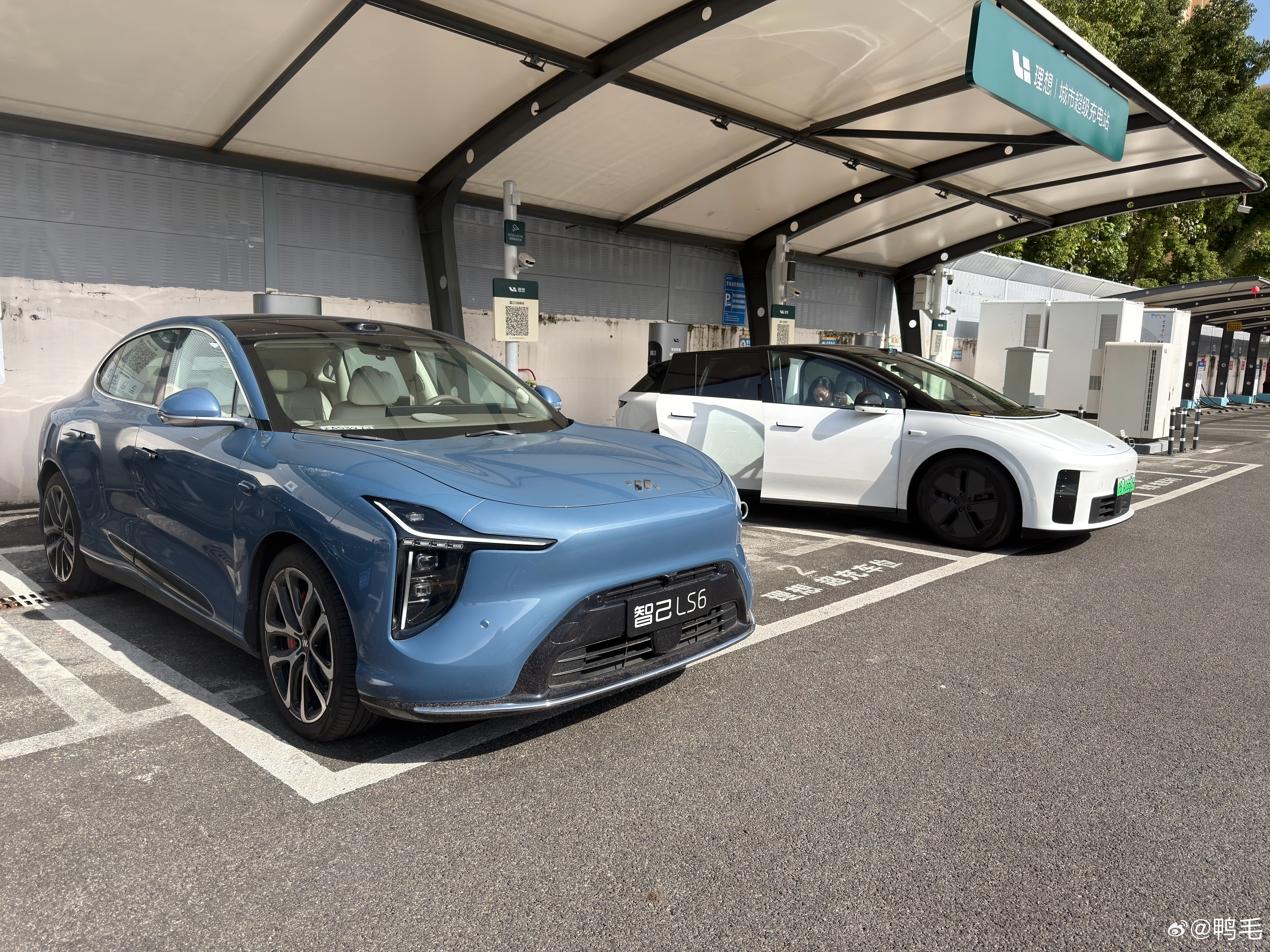 开着纯电智己LS6 100度的纯电版本来理想4C桩充电……充电功率轻轻松松跑上3