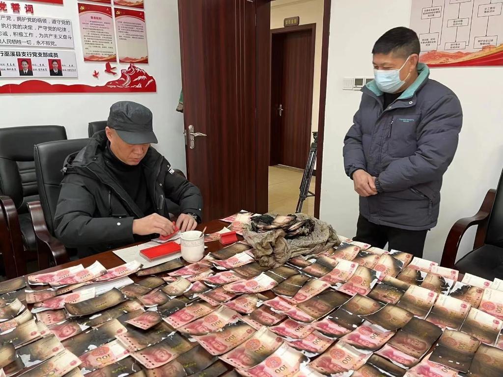 一场突如其来的火灾，瞬间吞噬了四川一位老人家的全部财产——近40万元的现金在火光