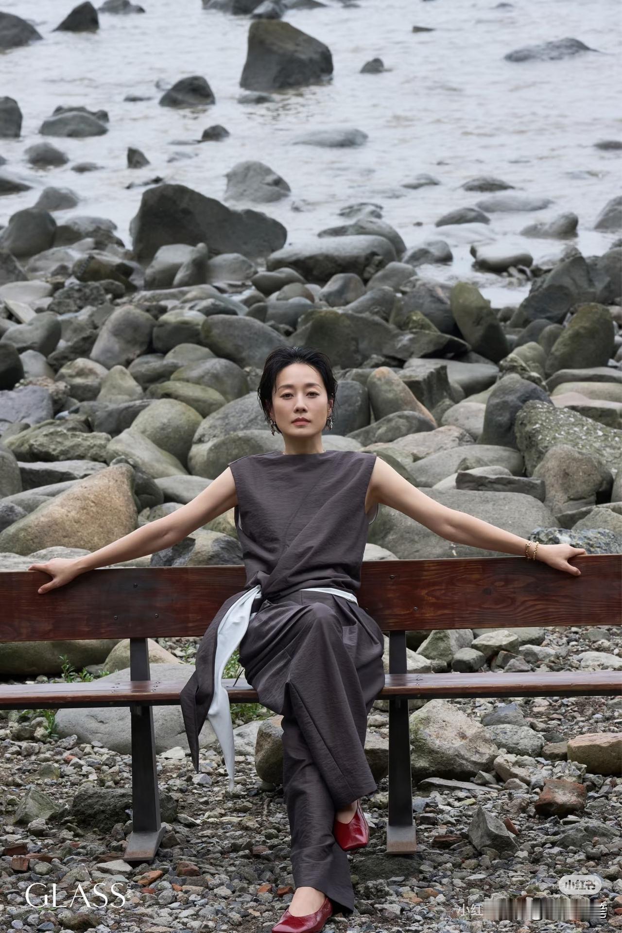 马伊琍海边杂志封面释出，瞬间刷屏。她身穿宽松棕色套装，脚踩一双红色单鞋，在辽阔海