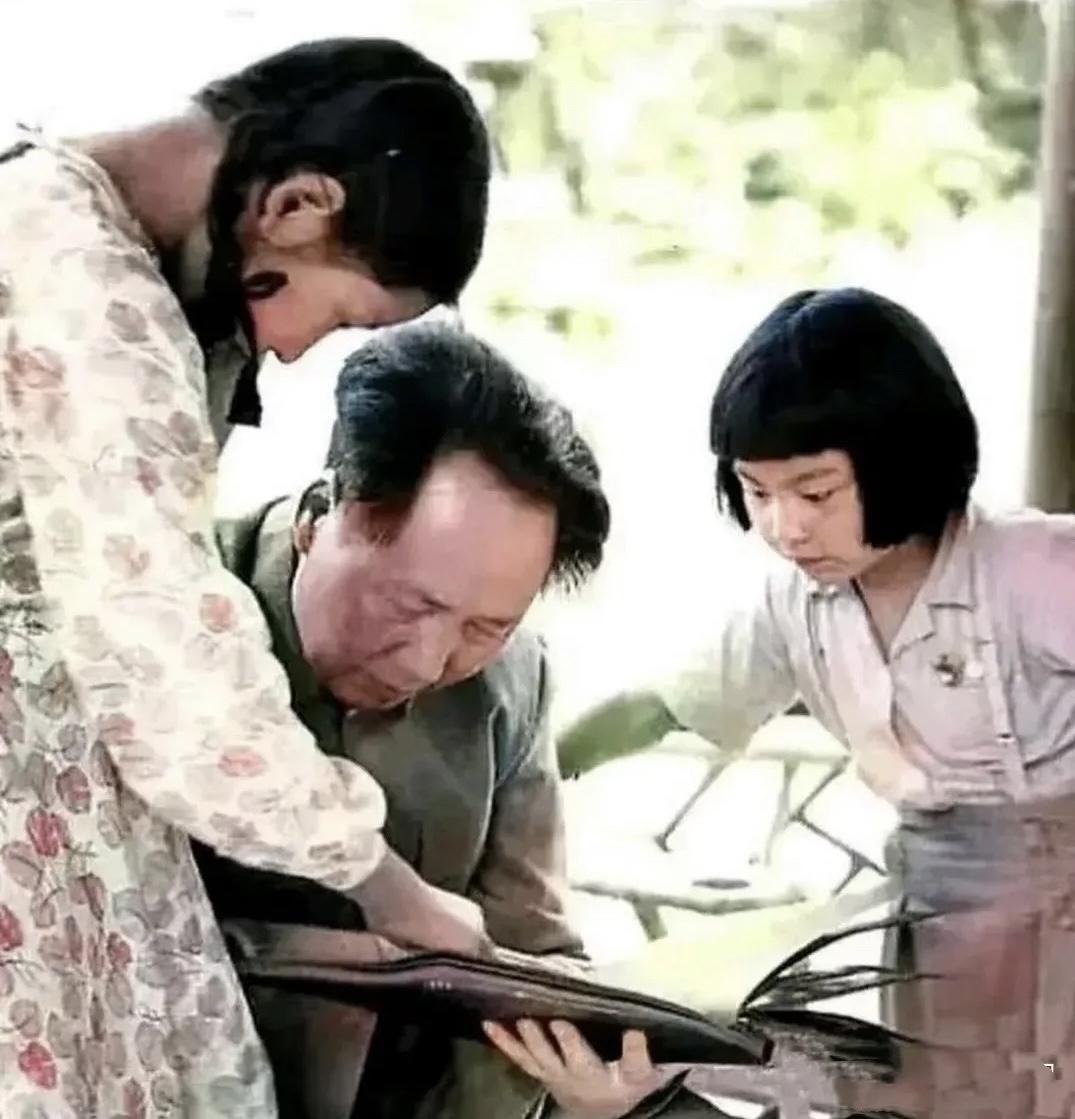 这是毛主席和两个女儿的幸福时光，都看看吧，伟人也是一位平凡的老父亲，对于子女有着