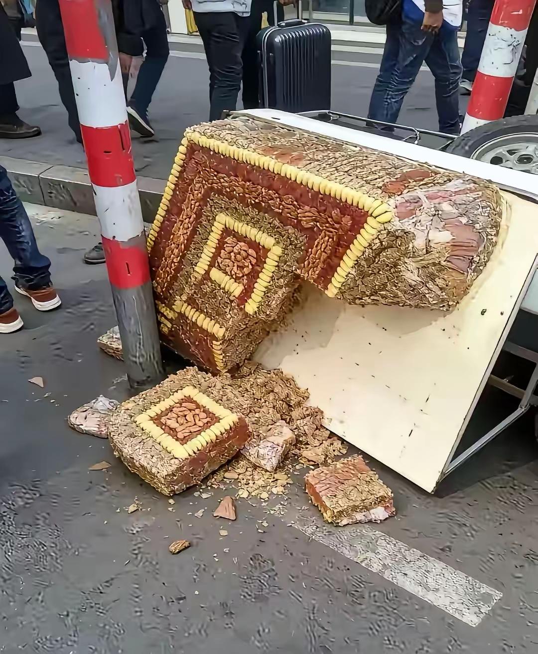 倒车刮倒一车切糕
车主主动要赔
老板一报价估计要吓出一身汗。

都说切糕看着小分