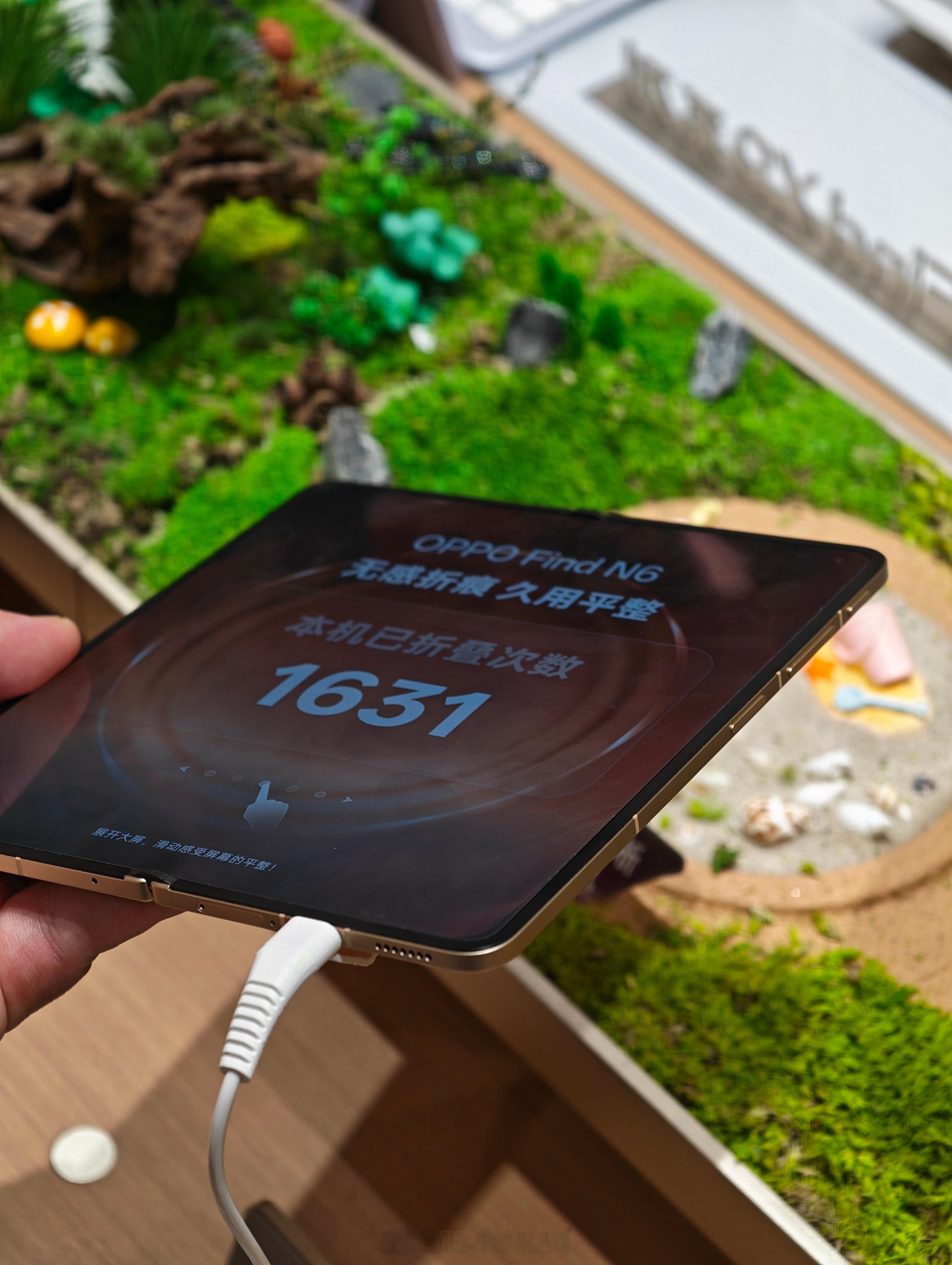 走过路过 OPPO 门店，慕名而来看 Find N6 的还挺多。大家都盯着「折痕